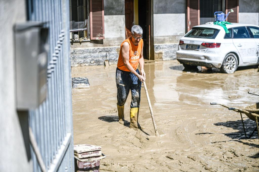 Nach den Unwettern sind die Menschen in Norditalien vielerorts mit Aufräumen beschäftigt. - Foto: Jason Tschepljakow/dpa