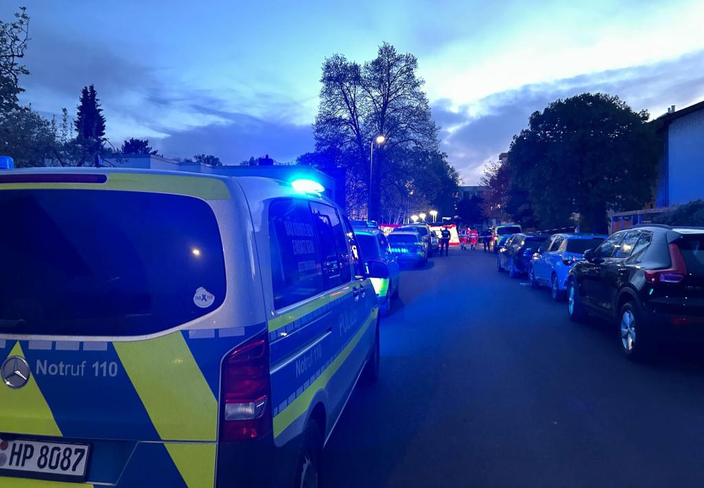 Großeinsatz für die Polizei im hessischen Bad Nauheim - zwei Menschen starben durch Schüsse - Foto: Mona Wenisch/dpa