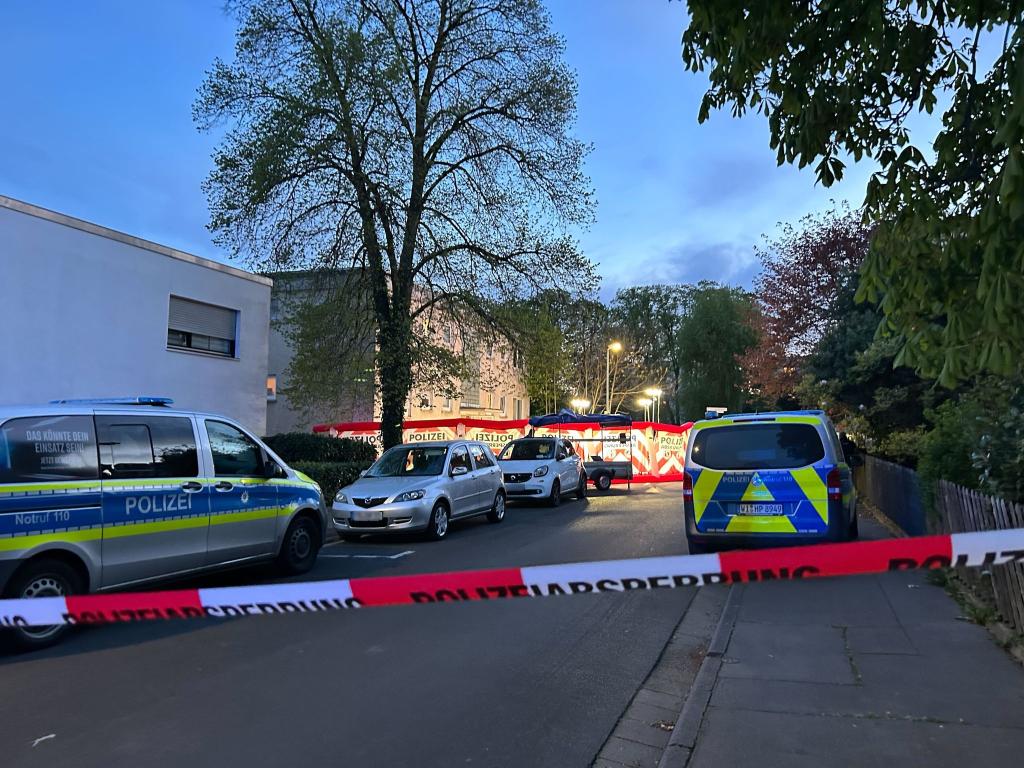 Der mutmaßliche Tatort wurde weiträumig abgesperrt. - Foto: Mona Wenisch/dpa