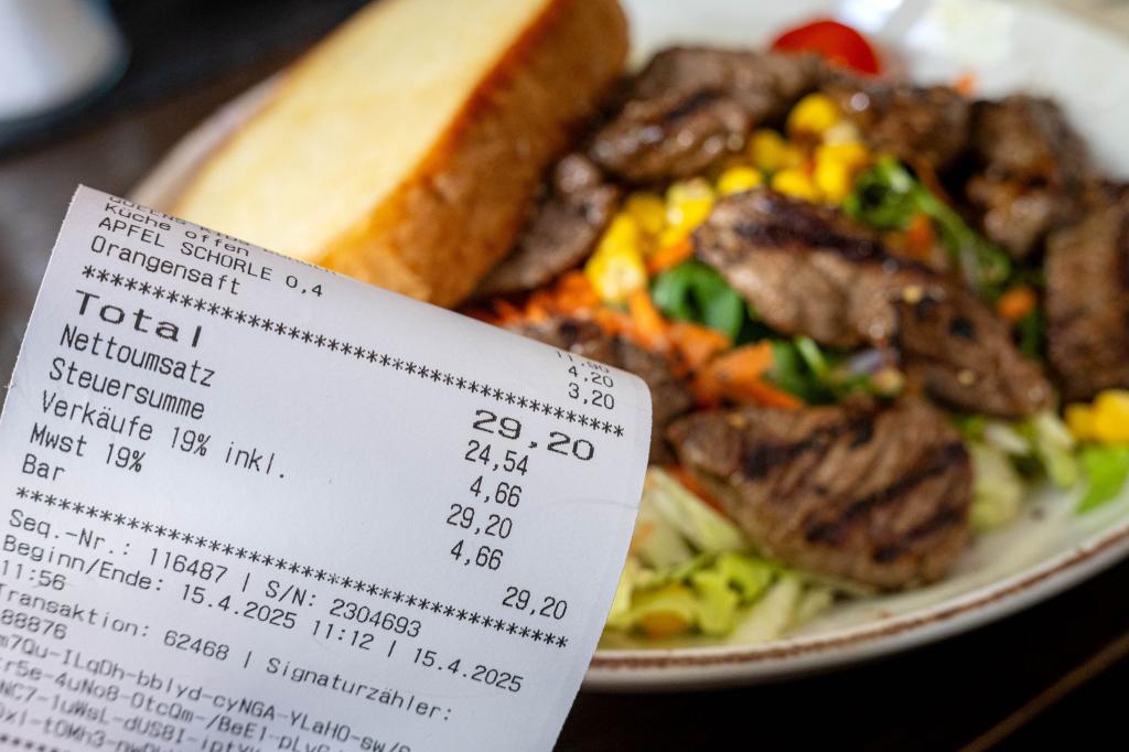 Zeigt sich die geplante Mehrwertsteuersenkung auch auf der Restaurant-Rechnung? (Archivbild) - Foto: Sina Schuldt/dpa