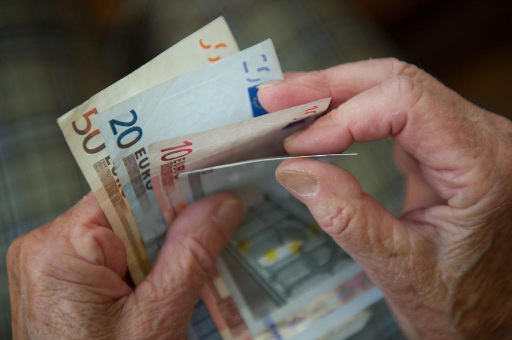 Den Älteren in Deutschland soll das Geld nicht ausgehen - doch wer zahlt dafür? (Archivbild) - Foto: Marijan Murat/dpa/dpa-tmn