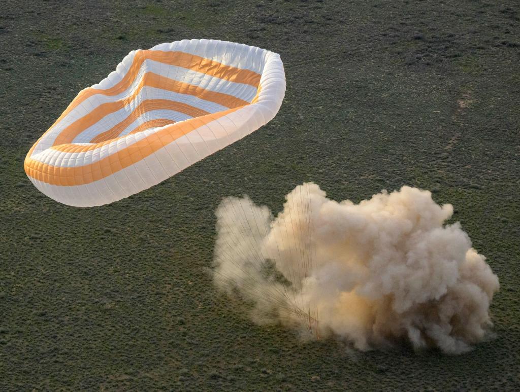 Die drei Raumfahrer sind sicher in Kasachstan gelandet. - Foto: Bill Ingalls/NASA/AP/dpa