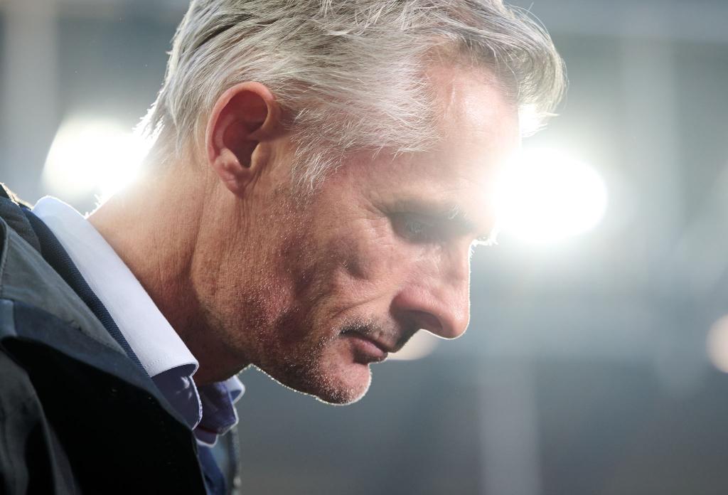 Zweifelt am Rückhalt des Vereins: Schalke-Trainer Kees van Wonderen. - Foto: Bernd Thissen/dpa