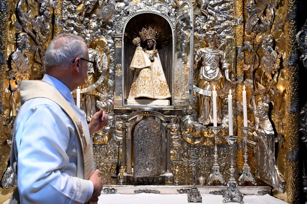 An die 30 Gewänder hat die Schwarze Madonna, passend zum jeweiligen liturgischen Fest. Zu Ostern trägt sie weiß. - Foto: Felix Hörhager/dpa
