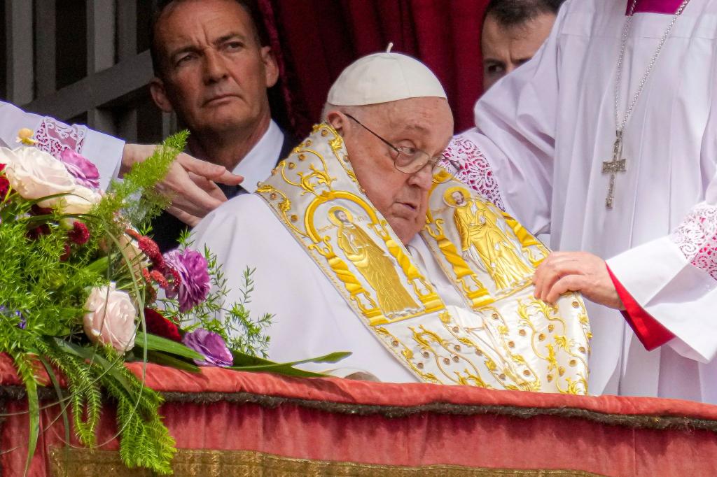 Franziskus hatte im Frühjahr mit einer lebensgefährlichen Lungenentzündung insgesamt 38 Tage im Krankenhaus gelegen. - Foto: Gregorio Borgia/AP/dpa