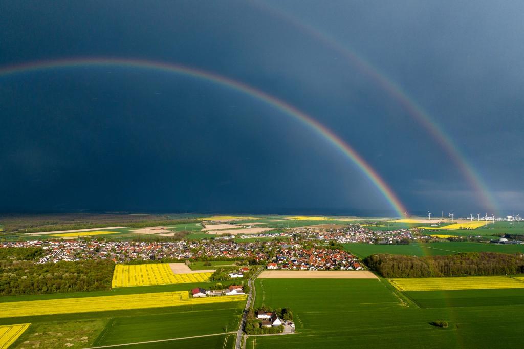 Gleich doppelt: Regenbogen über Büren-Steinhausen im Kreis Paderborn - Foto: Christoph Reichwein/dpa