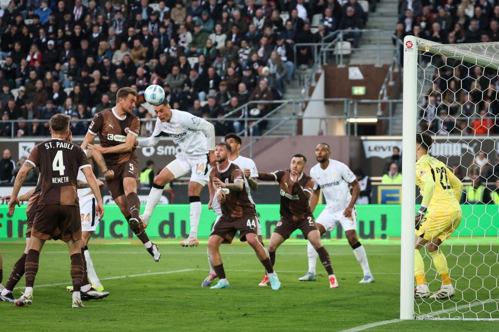 Erzielte mit seinem 18. Saisontor die Führung: Leverkusens Patrik Schick (3.v.l.). - Foto: Christian Charisius/dpa