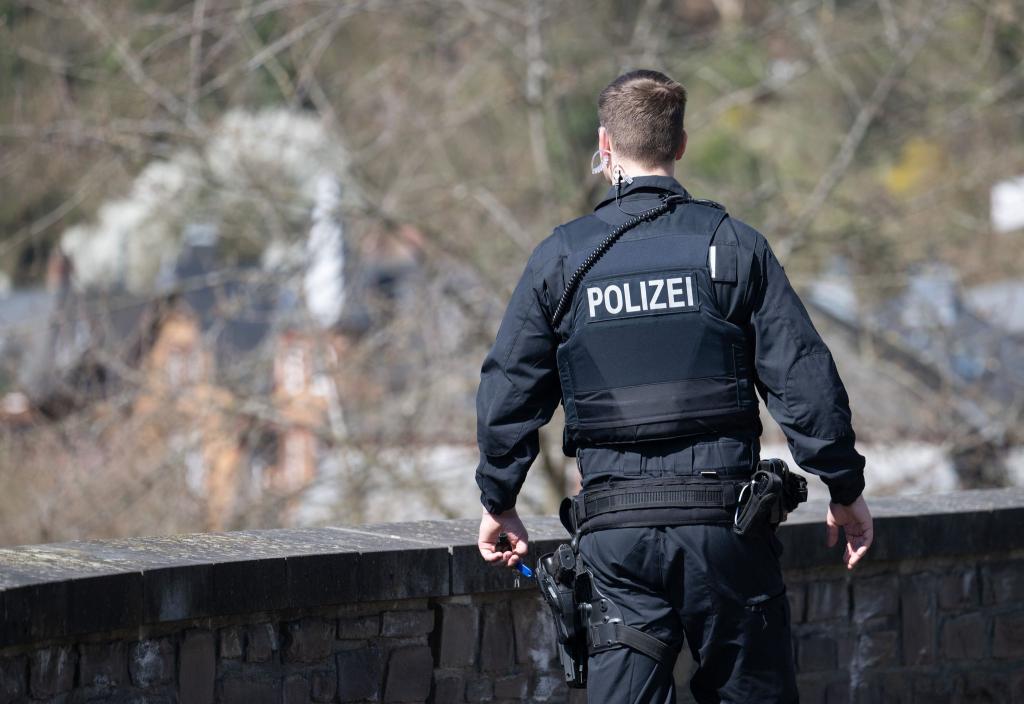 Wochenlang hatten zahlreiche Einsatzkräfte in Weilburg und Umgebung nach dem vermissten sechsjährigen Jungen gesucht. (Archivbild) - Foto: Boris Roessler/dpa
