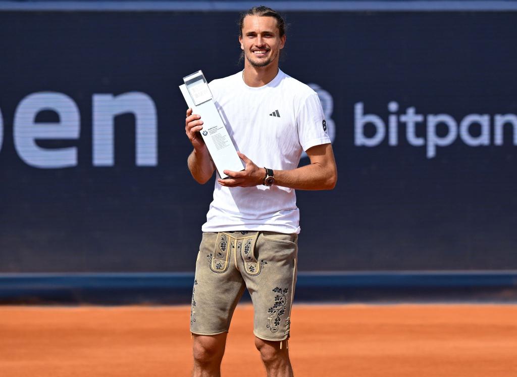 Siegerpose mit Lederhose: Alexander Zverev gewinnt in München. - Foto: Sven Hoppe/dpa