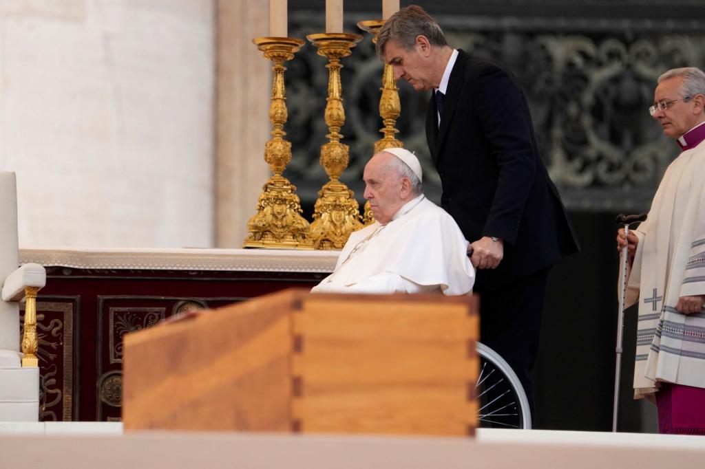 Papst Franziskus wird im Rollstuhl an dem Sarg des verstorbenen emeritierten Papstes Benedikt XVI. während öffentlichen Trauermesse für den emeritierten Papst Benedikt XVI. auf dem Petersplatz gefahren. (Archivbild) - Foto: Andrew Medichini/AP/dpa