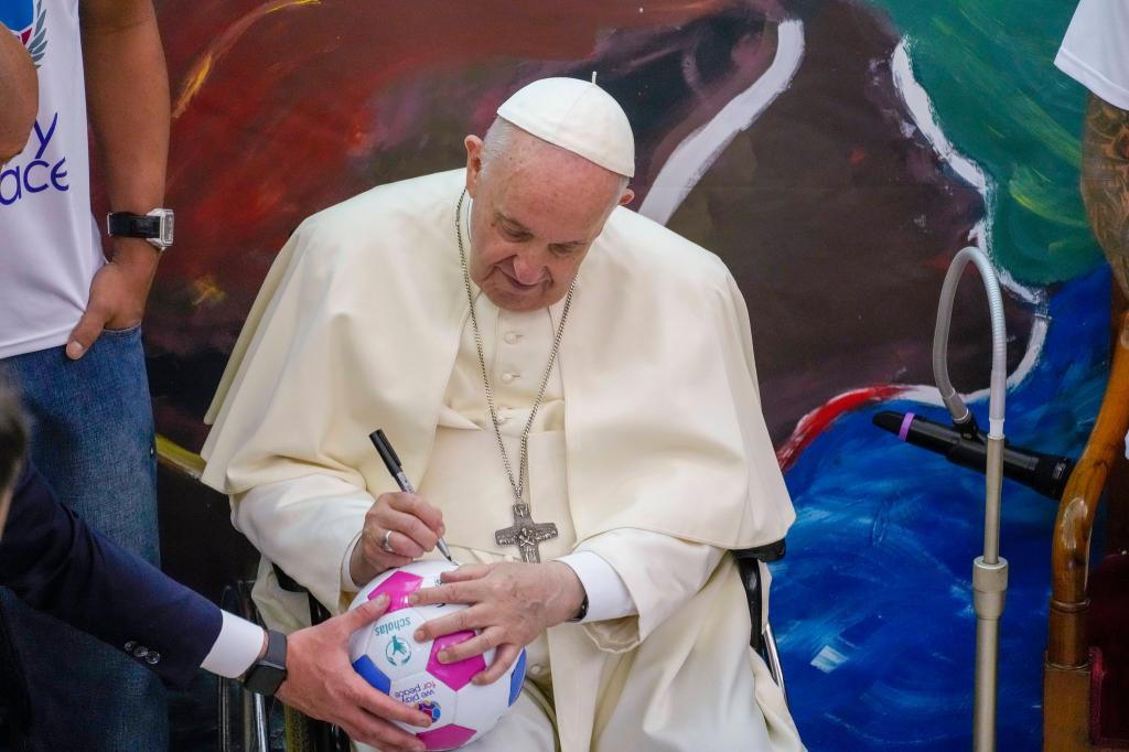 Hatte auch ein Herz für den Fußball: der am Ostermontag gestorbene Papst Franziskus. - Foto: Andrew Medichini/AP/dpa