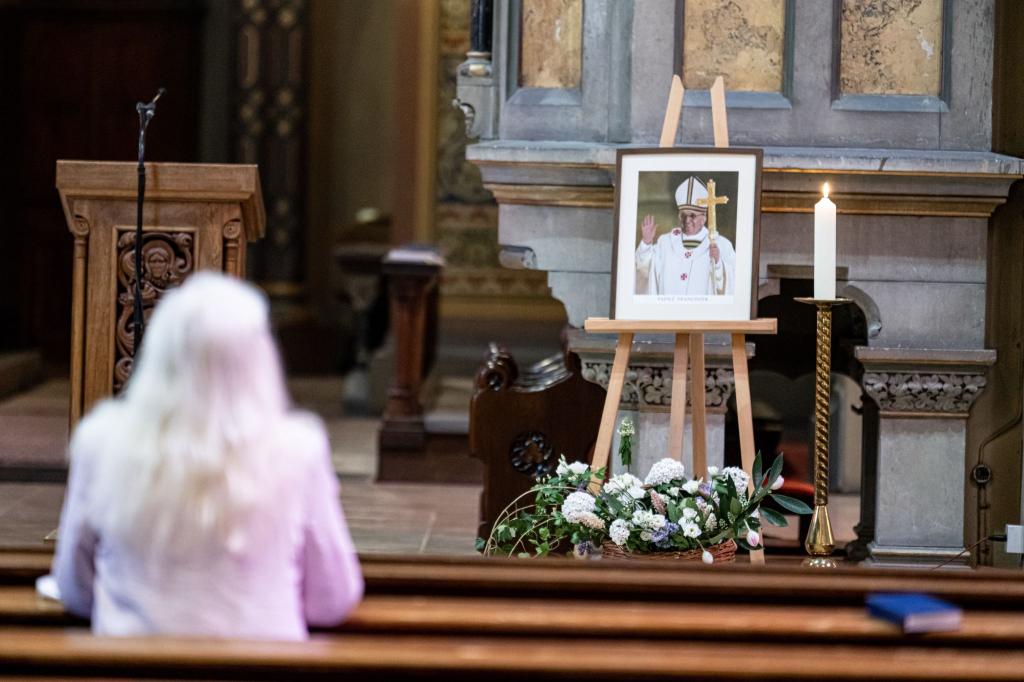 Trauer um Papst Franziskus in der St. Johannes Basilika - Foto: Fabian Sommer/dpa