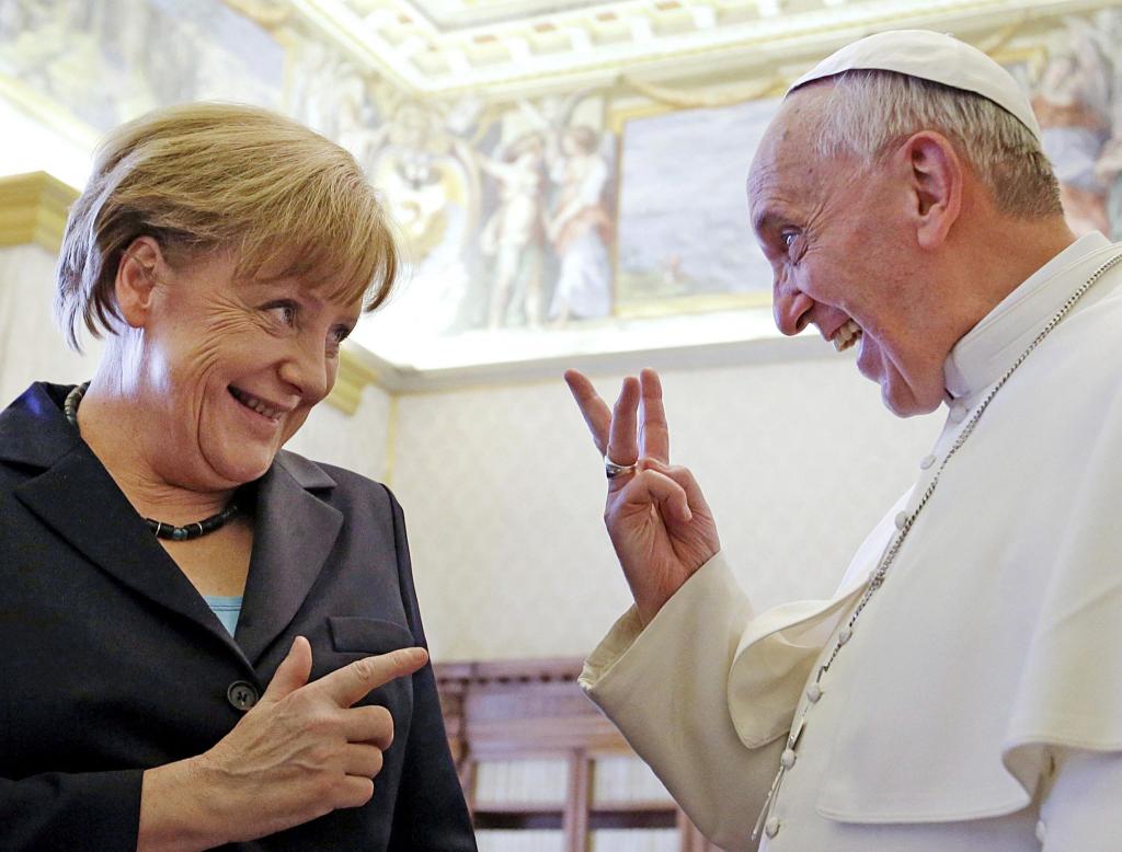 «Unbeirrbar lagen ihm in seinem zwölfjährigen Pontifikat ganz besonders diejenigen am Herzen, die ihre Stimme nicht selbst erheben konnten», teilte die frühere Bundeskanzlerin Angela Merkel mit. - Foto: Gregorio Borgia / Pool/ANSA POOL/dpa