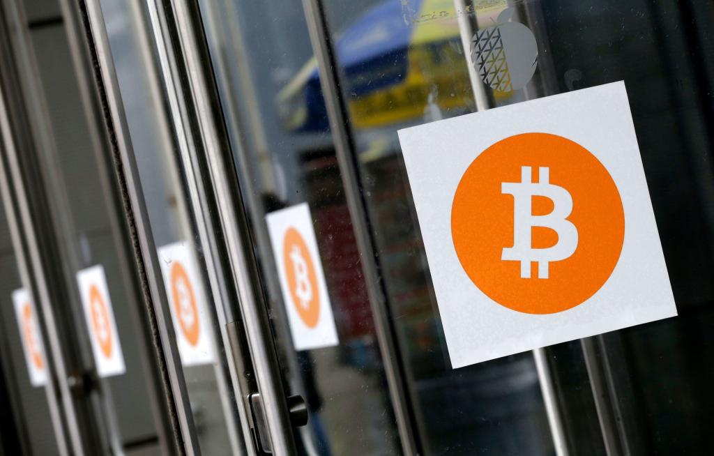 Die Kryptowährung Bitcoin ist über 88.000 Dollar gestiegen (Symbolbild) - Foto: Mark Lennihan/AP/dpa