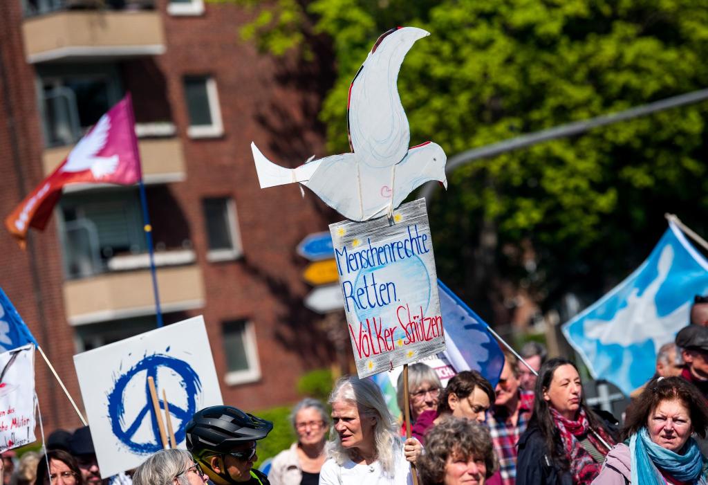 Die Teilnehmer der Ostermärsche - hier in Hamburg - wünschen sich weltweiten Frieden. Die Realität sieht anders aus. - Foto: Daniel Bockwoldt/dpa