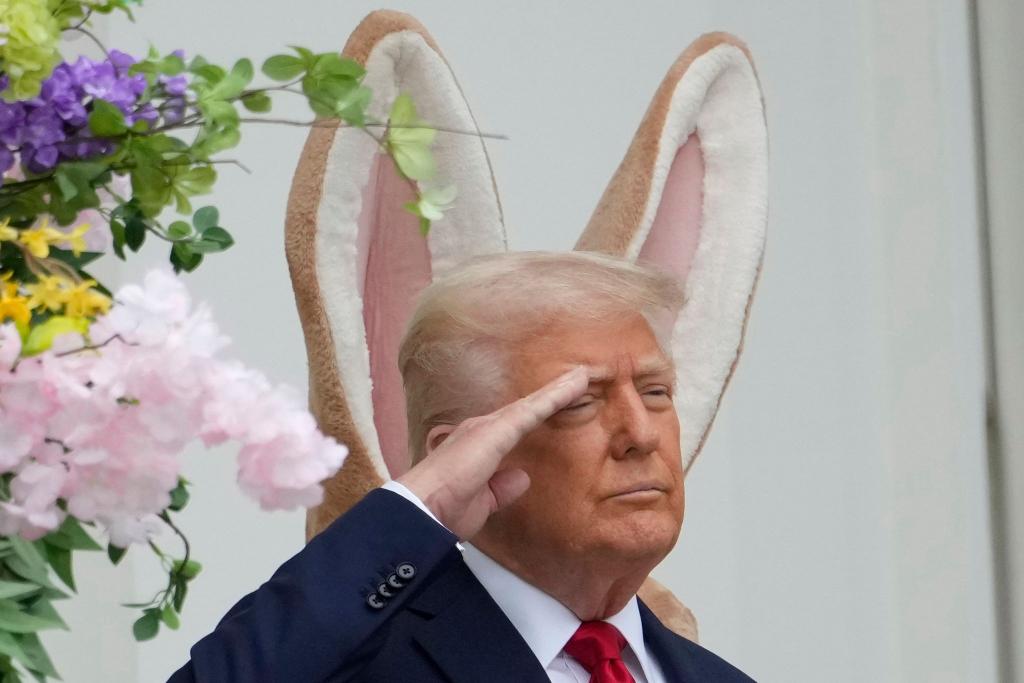 Donald Trump steht vor einem großen Osterhasen - und es sieht so aus, als hätte er sich die Ohren geliehen. - Foto: Alex Brandon/AP/dpa