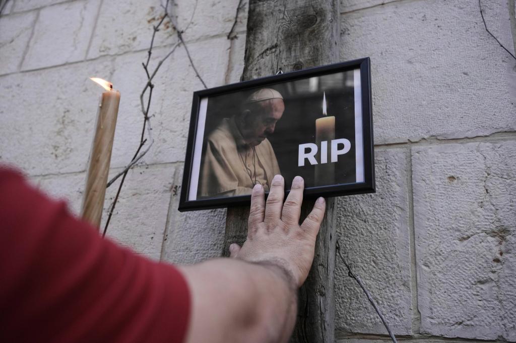 Trauer um Papst Franziskus in Jerusalem - Foto: Maya Alleruzzo/AP/dpa