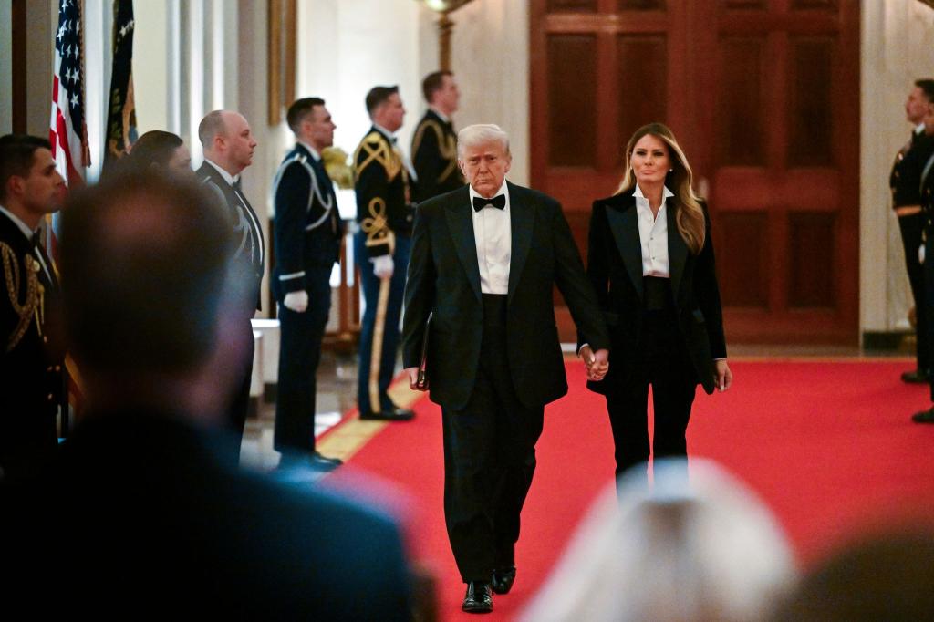 US-Präsident Trump und seine Ehefrau Melania reisen zur Bestattung des Papstes. - Foto: Uncredited/Pool/dpa