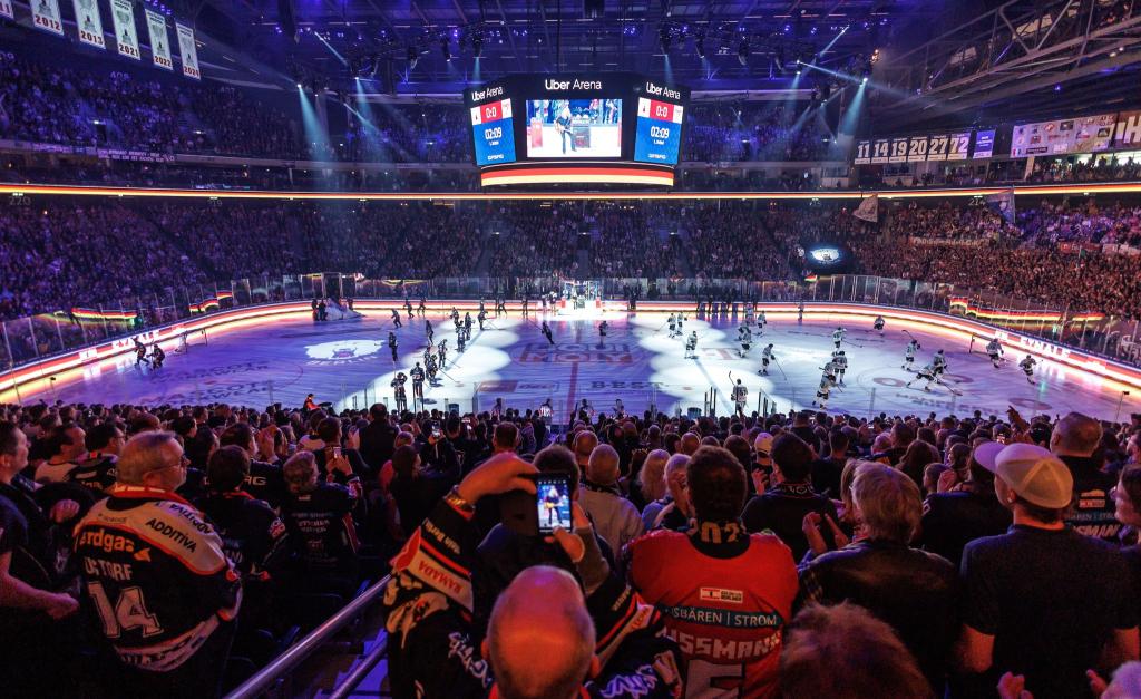 Auch vor den Spielen gedenken die Eisbären Berlin ihres verstorbenen Teamkollegen Tobias Eder. - Foto: Andreas Gora/dpa