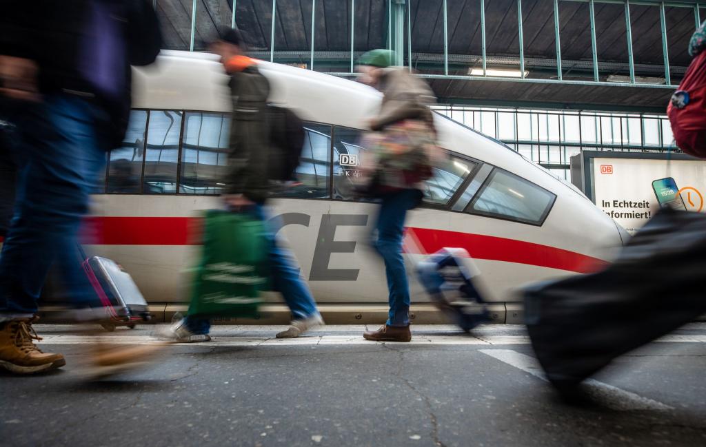 Über Ostern reisen so viele Fahrgäste wie noch nie im Fernverkehr der Deutschen Bahn. (Archivbild) - Foto: Christoph Schmidt/dpa