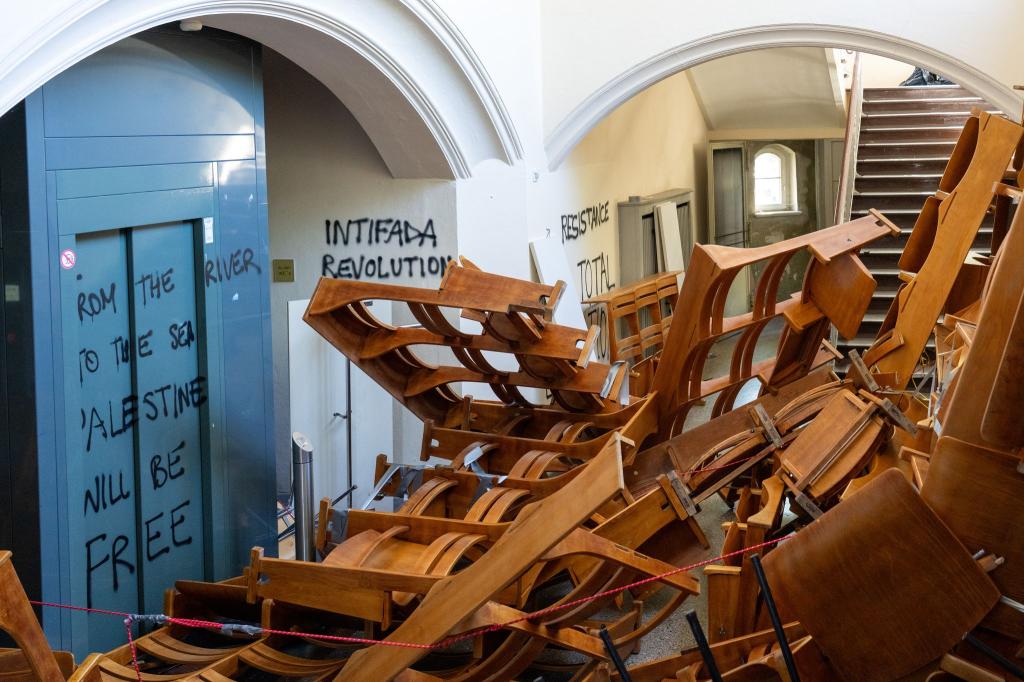 Vor dem Emil-Fischer-Hörsaal in der Humboldt-Universität türmen sich herausgerissene Stuhlreihen. - Foto: Soeren Stache/dpa