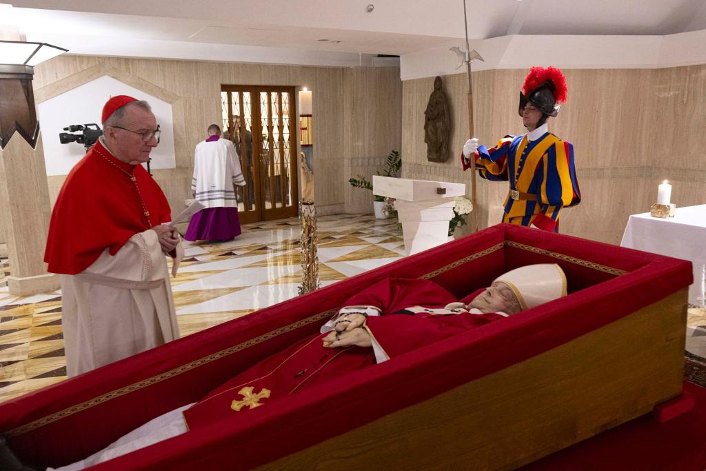 Der tote Papst Franziskus liegt nun in der Kapelle seiner Residenz Santa Marta im offenen Sarg. - Foto: Vatican Media/Vatican Media/AP/dpa
