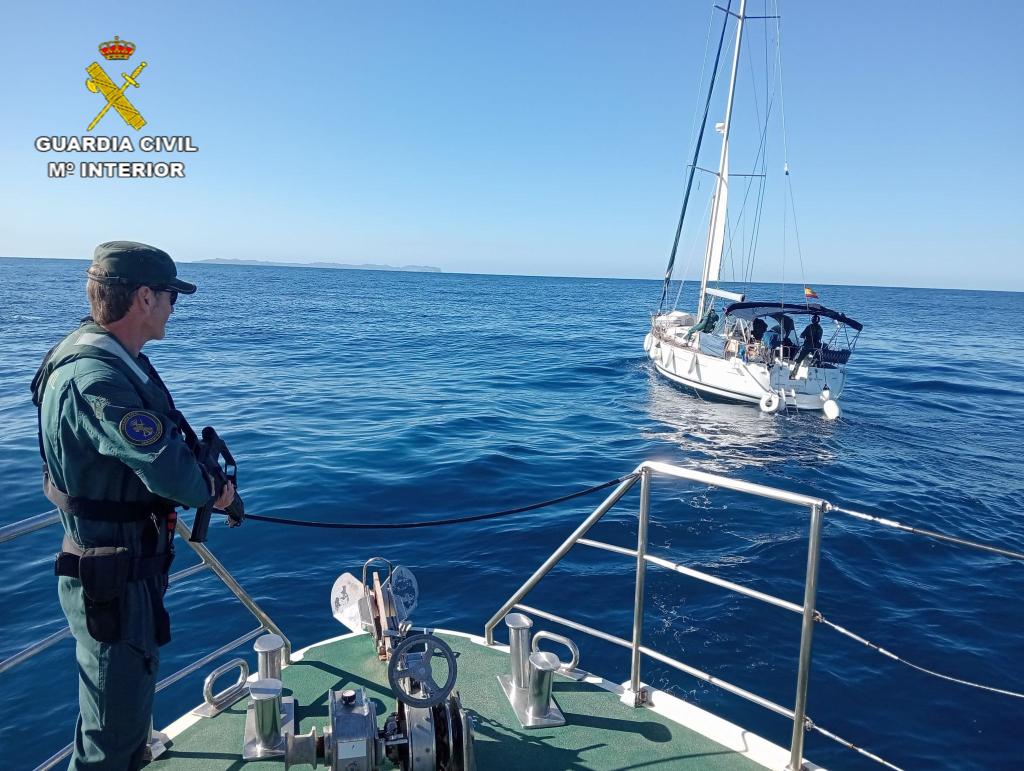 Wohin die beiden Obdachlosen mit dem auf Mallorca geklauten Segelboot wollten, ist unbekannt. - Foto: ---/Guardia Civil Espana/dpa