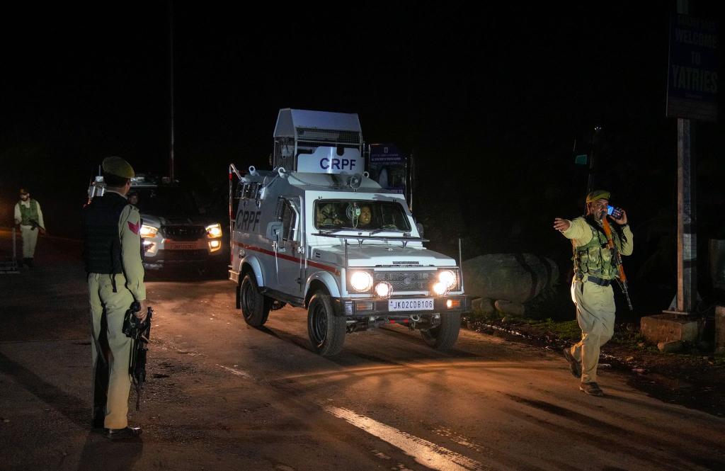 Indische Polizisten kontrollieren Straßen im Süden Kaschmirs, nachdem dort Angreifer wahllos das Feuer auf Touristen eröffnet haben. - Foto: Dar Yasin/AP/dpa
