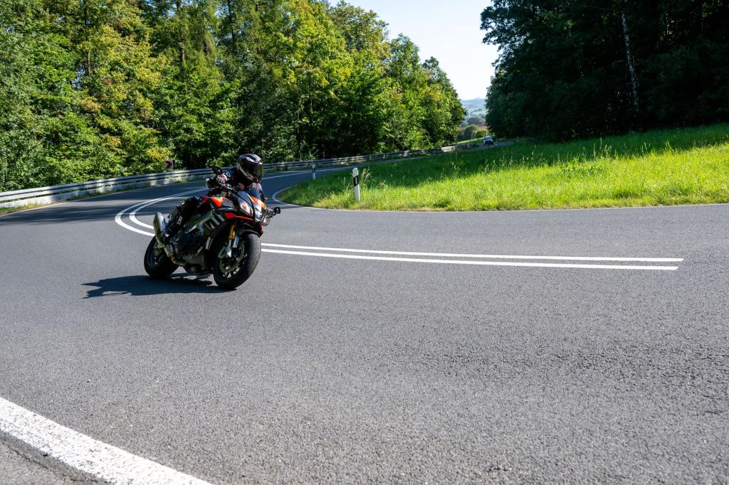 Motorradfahrer in Bayern - der Freistaat hat die höchste Dichte an zweirädrigen Kfz. - Foto: Pia Bayer/dpa