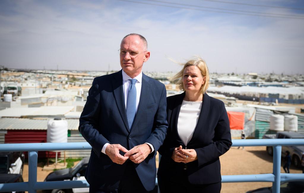 Ende März wollte Nancy Faeser (SPD), geschäftsführende Bundesinnenministerin, mit ihrem österreichischen Amtskollegen, Gerhard Karner, erst nach Jordanien und dann nach Syrien fliegen. Doch die beiden Minister brachen nach Hinweisen auf aktuelle Sicherheitsrisiken für westliche Delegationen in Syrien ihre Reise ab und flogen von Amman zurück nach Europa. (Archivfoto) - Foto: Bernd von Jutrczenka/dpa