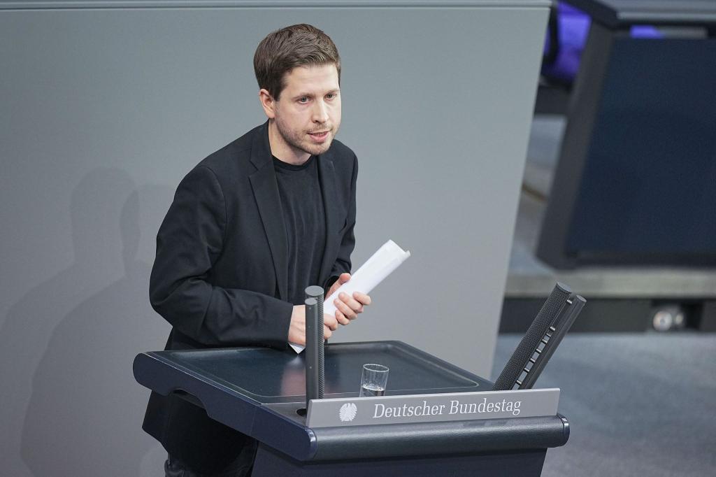 Kevin Kühnert habe sich vor einigen Jahren in einen «Mann mit FDP-Parteibuch» verliebt, schreibt «Die Zeit». (Archivbild) - Foto: Michael Kappeler/dpa