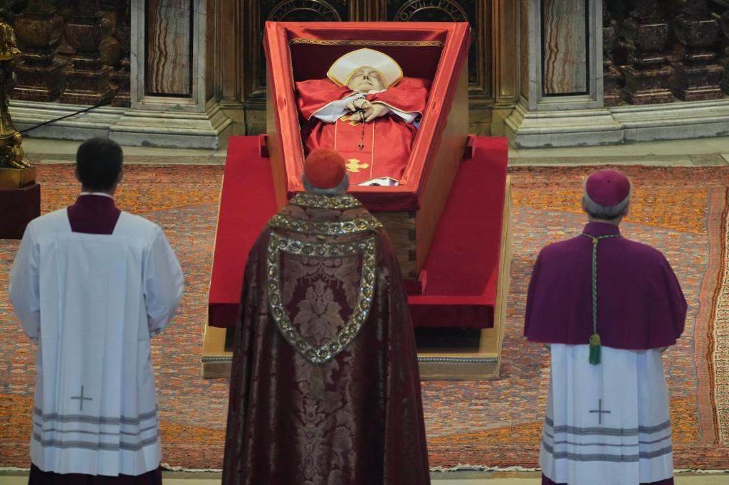 Bis Freitagabend ist Franziskus im Petersdom aufgebahrt. - Foto: Andrew Medichini/AP Pool/dpa