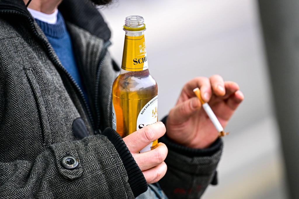 Riskanter Alkohol- und Nikotinkonsum führt zu hohen Todes- und Erkrankungszahlen. (Symbolbild) - Foto: Sina Schuldt/dpa