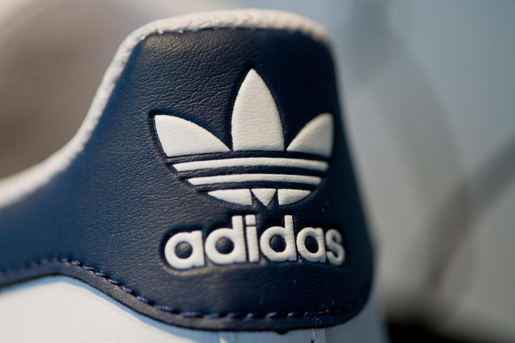 Adidas hat mehr Sportartikel verkauft. (Archivbild) - Foto: Daniel Karmann/dpa