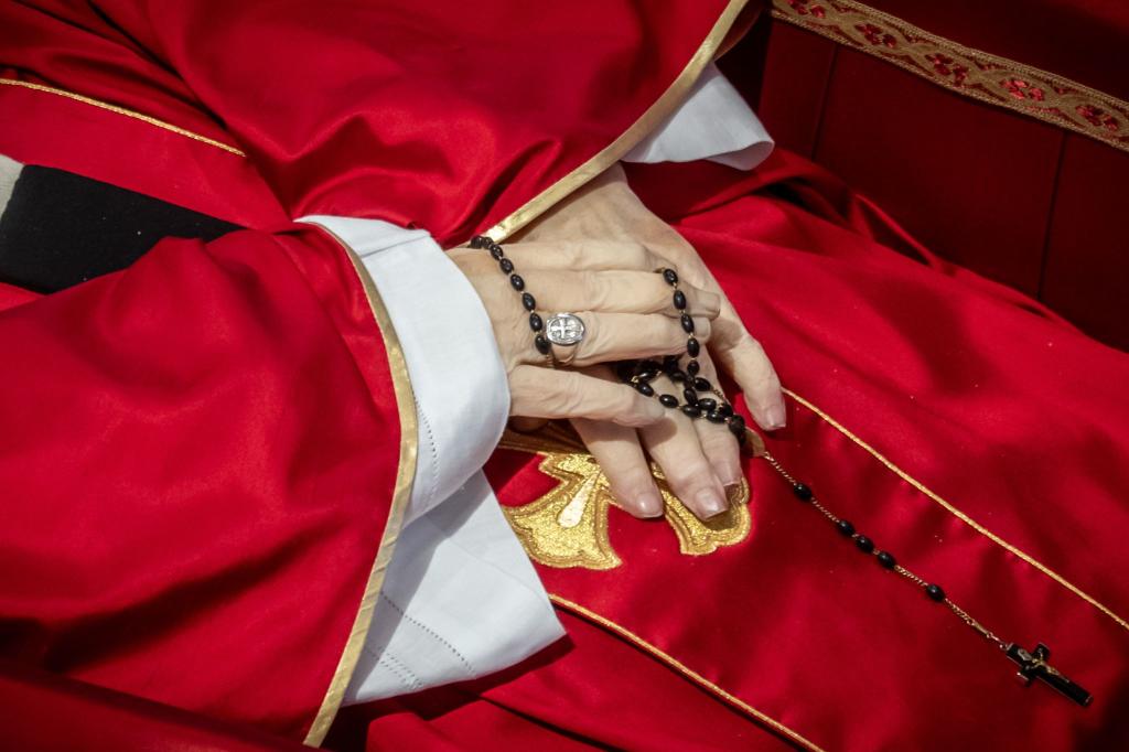 Noch liegt der tote Papst im offenen Sarg im Petersdom. - Foto: Michael Kappeler/dpa