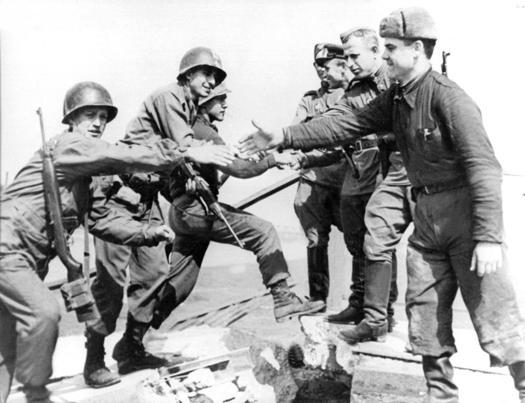 Dieses Foto vom Handschlag amerikanischer und sowjetischer Soldaten in Torgau am 25. April 1945 ging um die Welt. (Archivbild) - Foto: ADN/dpa