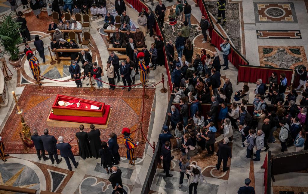 Gläubige ziehen am aufgebahrten Papst Franziskus vorbei. - Foto: Michael Kappeler/dpa