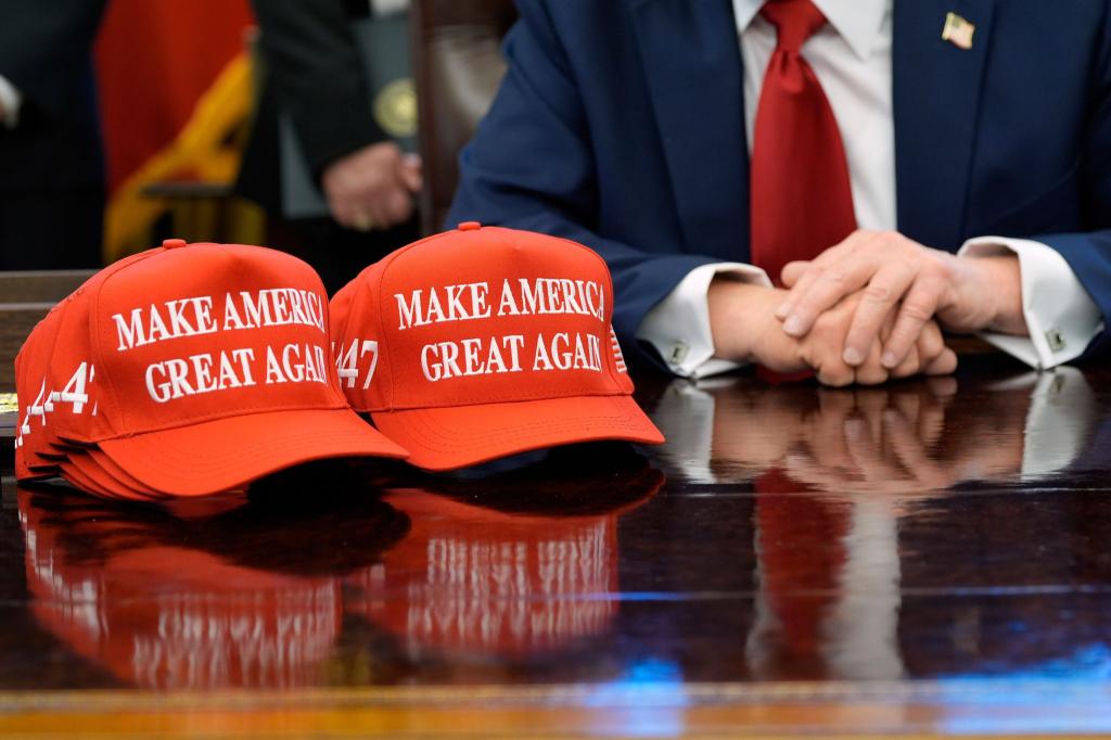 Rote Kappen stehen sind in den USA ein Symbol für Trump. - Foto: Alex Brandon/AP/dpa