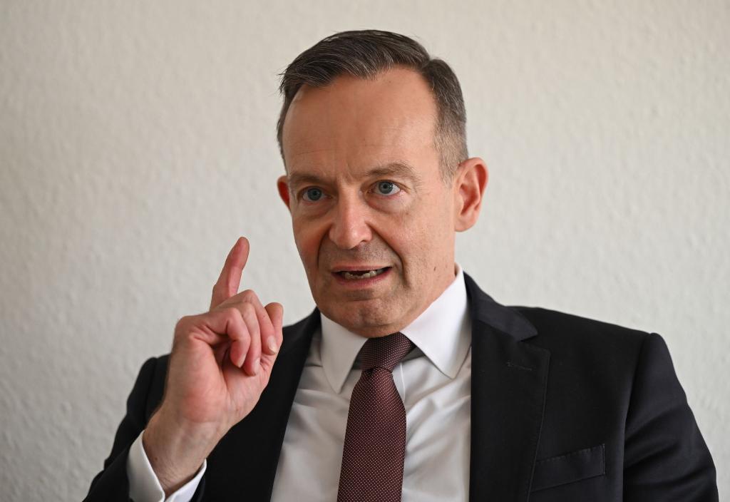 Ein Personalwechsel würde die Sache nicht besser machen - so sieht es der scheidende Verkehrsminister Volker Wissing. (Archivbild) - Foto: Arne Dedert/dpa