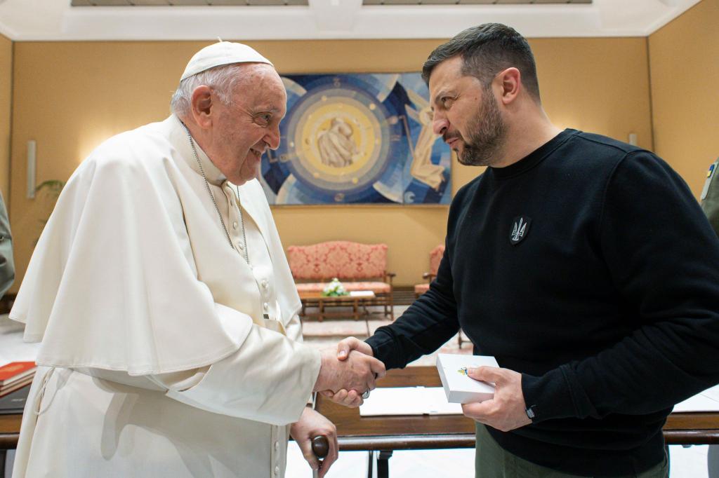 Der ukrainische Präsident Selenskyj wird bei der Papst-Trauerfeier wohl fehlen. (Archivbild) - Foto: -/Vatican Media/dpa