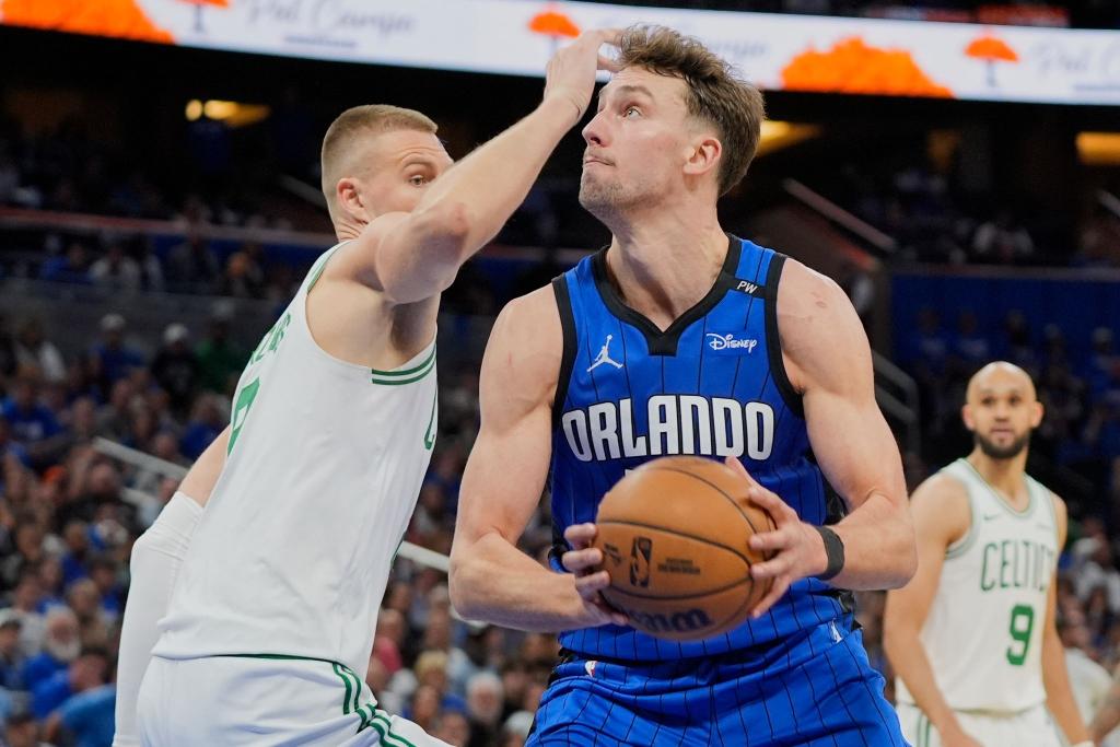 Franz Wagner (rechts) führte die Orlando Magic mit 32 Punkten zum Sieg gegen die Boston Celtics. - Foto: John Raoux/AP/dpa