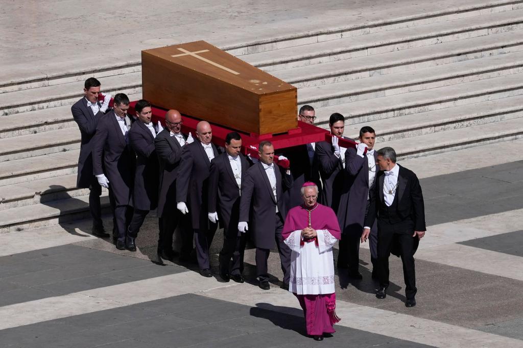 Papst Franziskus gestorben: Der Sarg von Papst Franziskus wird zu seinem Begräbnis auf den Petersplatz im Vatikan getragen. - Foto: Gregorio Borgia/AP/dpa