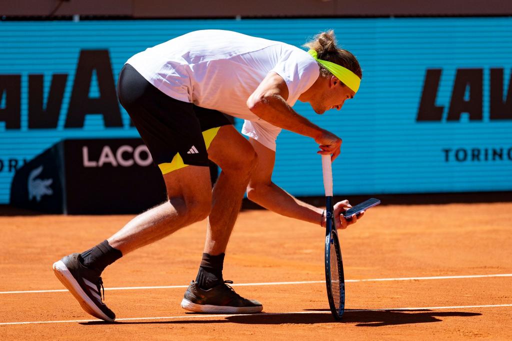 Beweismittelaufnahme: Alexander Zverev fotografiert mit seinem Handy den Abdruck des Balls auf der Linie. - Foto: Alberto Gardin/ZUMA Press Wire/dpa