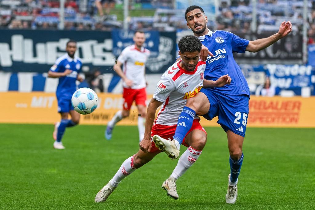 Der Schalker Aymen Barkok (r.) hat sich einen Social-Media-Aussetzer geleistet. - Foto: Armin Weigel/dpa