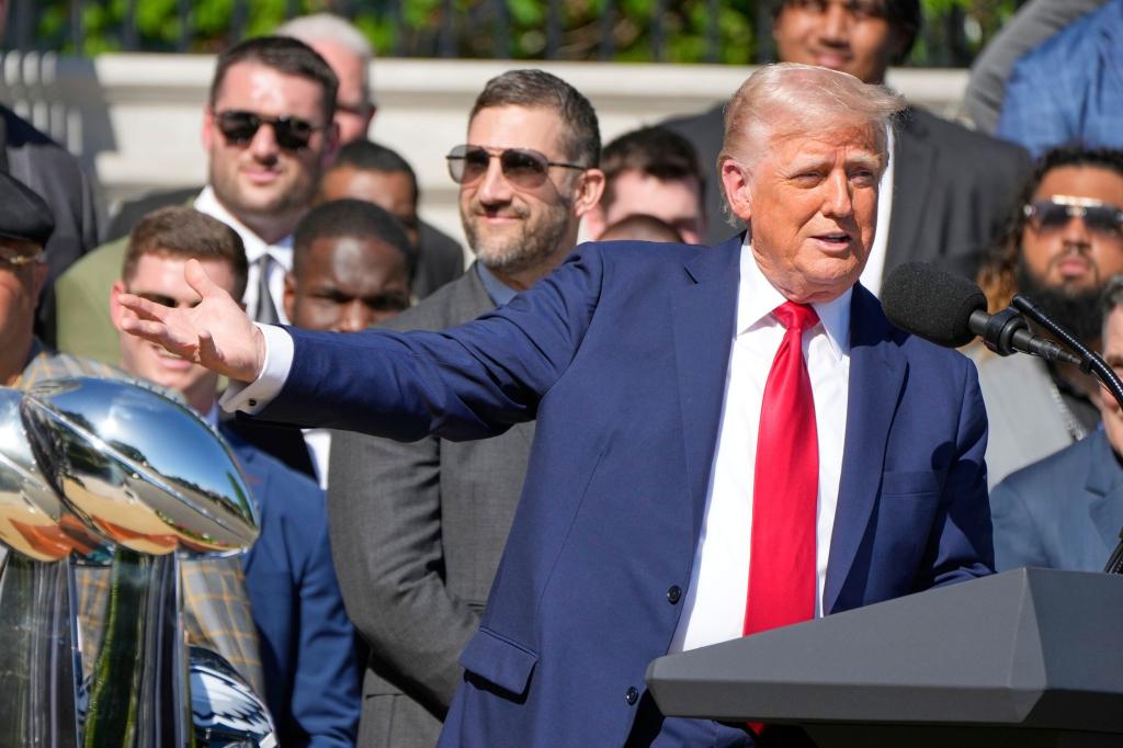 Donald Trump würdigte die Eagles für ihren Sieg im Super Bowl. - Foto: Mark Schiefelbein/AP/dpa