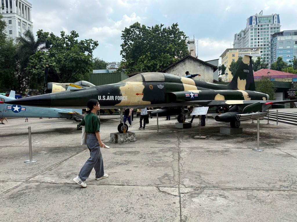 In Vietnam sind Relikte des Krieges noch allgegenwärtig - so auch Kampfjets der unterlegenen US Air Force. - Foto: Carola Frentzen/dpa