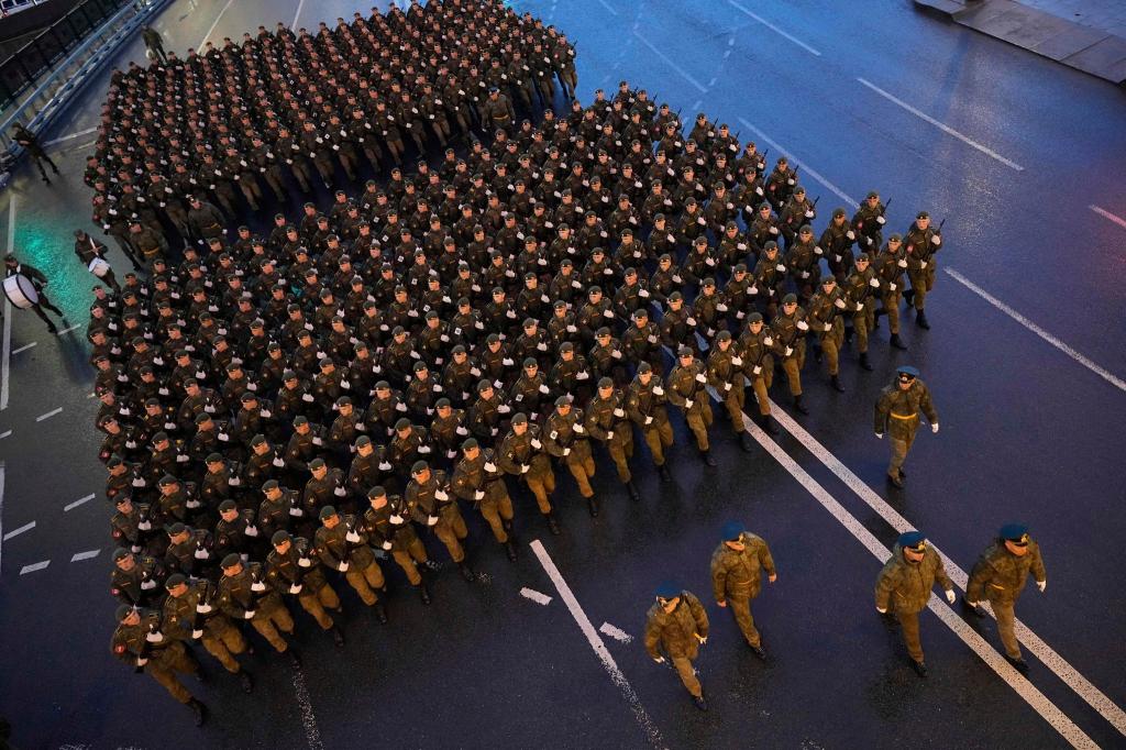 Militärparade vor dem Tag des Sieges in Russland - Foto: Alexander Zemlianichenko/AP/dpa