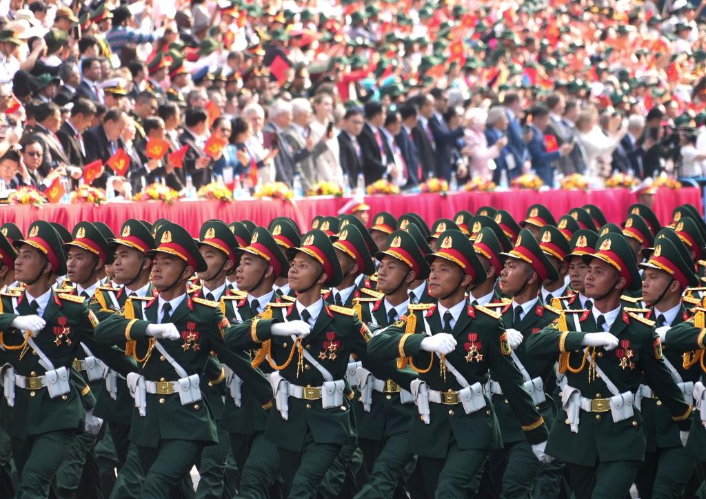 13.000 Soldaten und Polizisten nahmen an der riesigen Parade teil. - Foto: Hau Dinh/AP/dpa