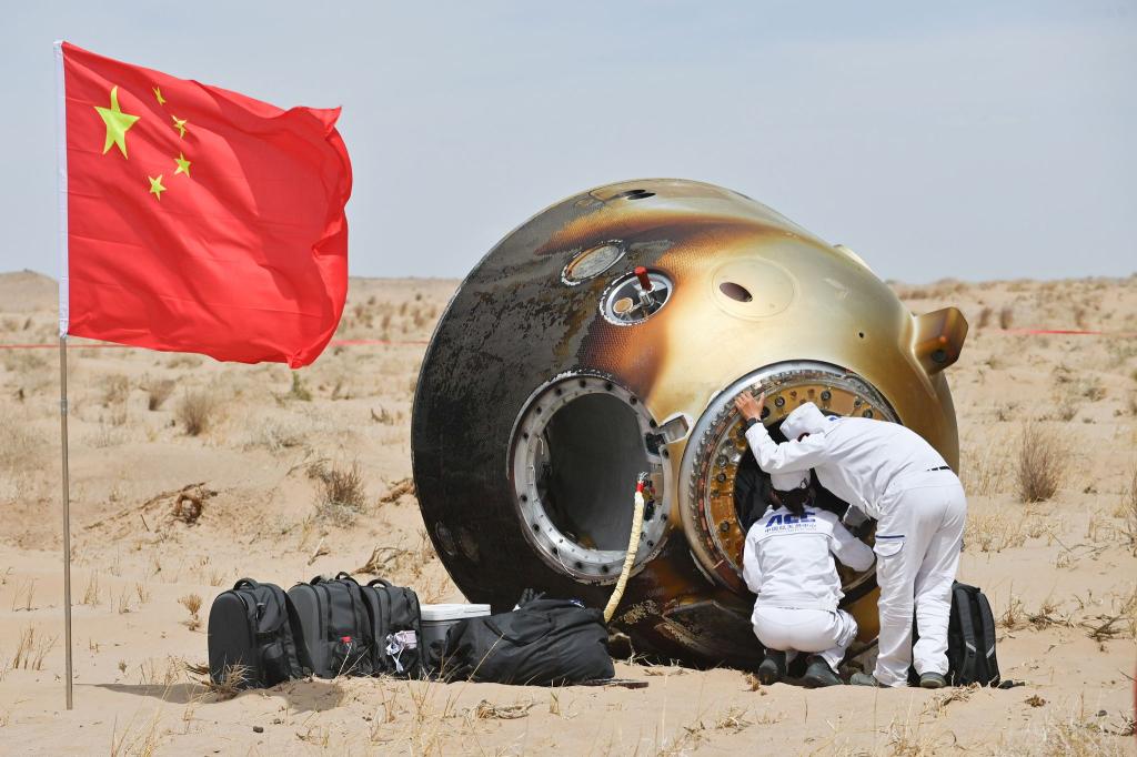 Die Raumkapsel der «Shenzhou 19» landete in der Wüste in der Inneren Mongolei. - Foto: --/XinHua/dpa