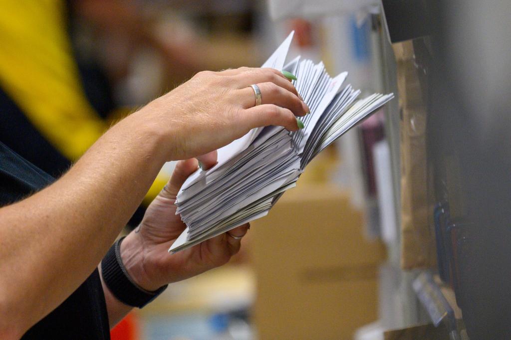 Noch werden massenhaft Briefe verschickt in Deutschland - aber wie lange noch? Hier eine Post-Mitarbeiterin in einem Zustellstützpunkt bei der Arbeit. - Foto: Klaus-Dietmar Gabbert/dpa